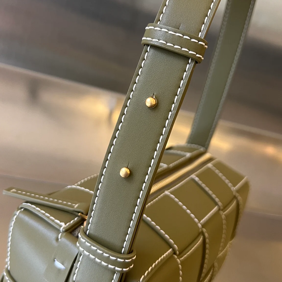 тканый материал - контрастная строчка - сумка под мышкой - темно-зеленый