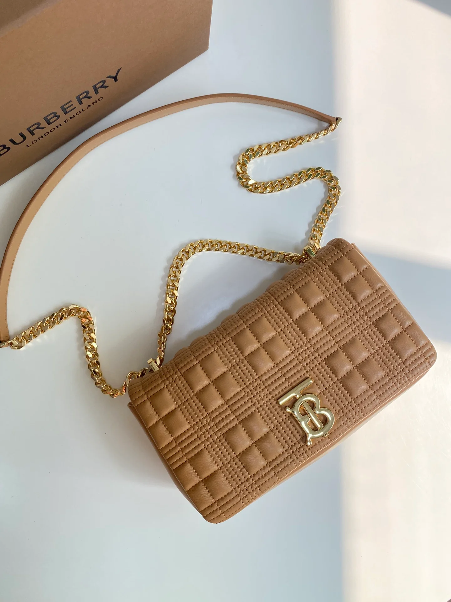 Сумка Burberry Lola, маленькая, абрикосового цвета.