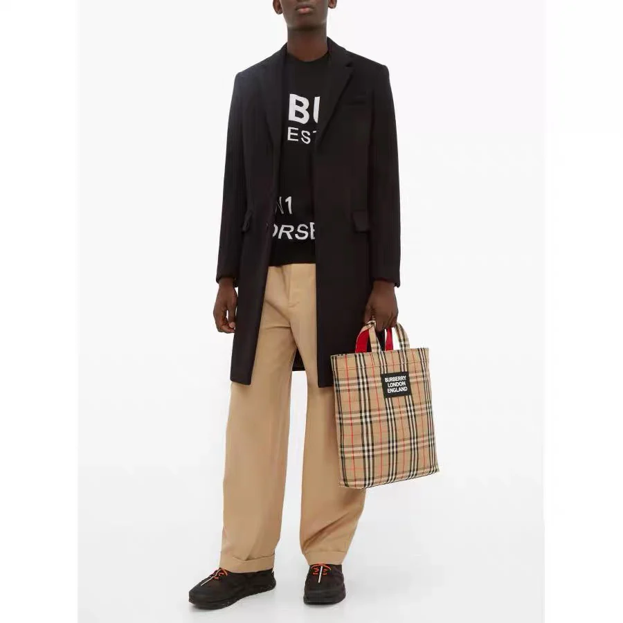 Винтажная полосатая сумка-тоут Burberry — как элемент бодипозитива.