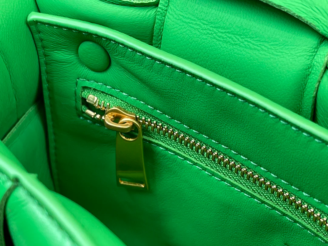 Плетеная сумка BV Chain Cassette из овечьей кожи - Маленькая (27х10х18 см)