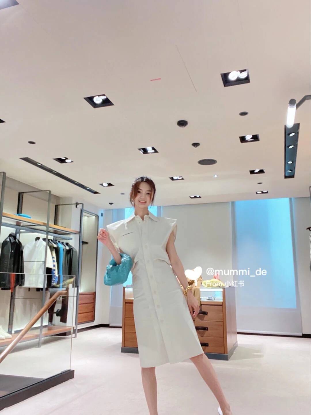 Мини-сумочка BV Mini Jodie в виде круассана — на фото.