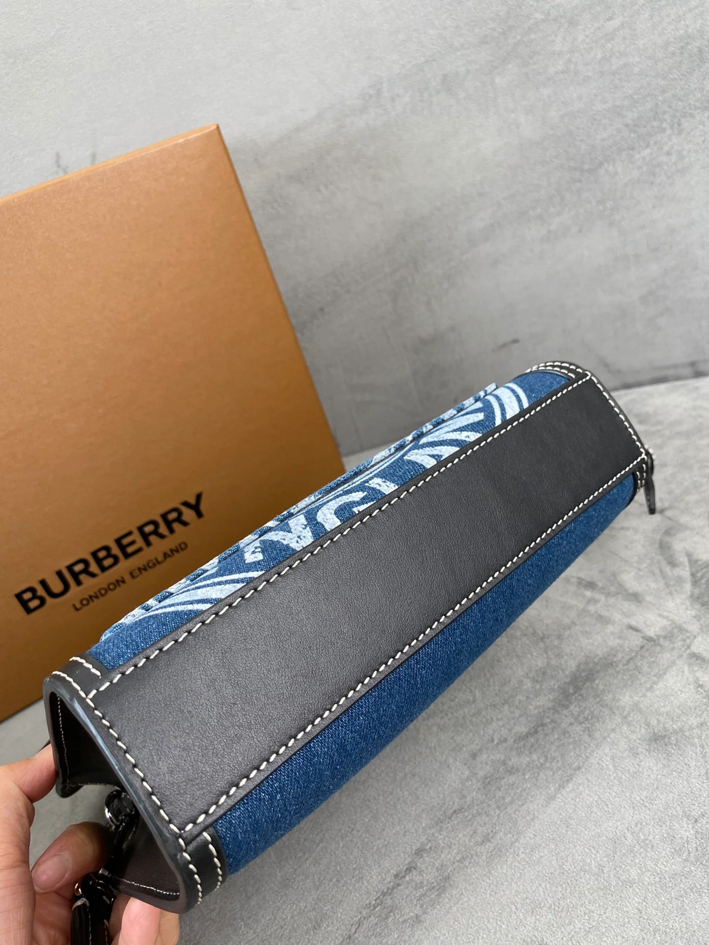 Burberry — Джинсовая ткань — Кожа с прострочкой — Большая сумка