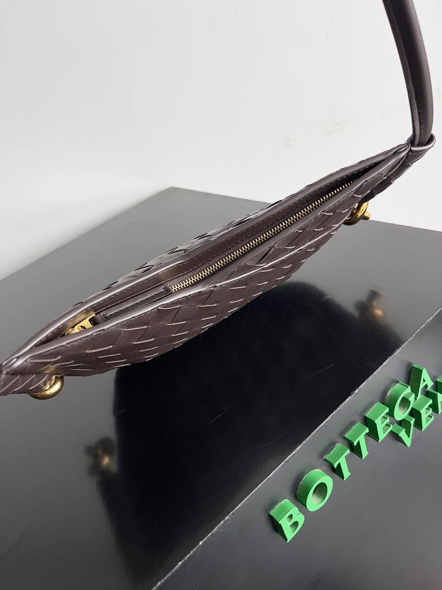 Сумка через плечо BV Mini Solstice - коричневая