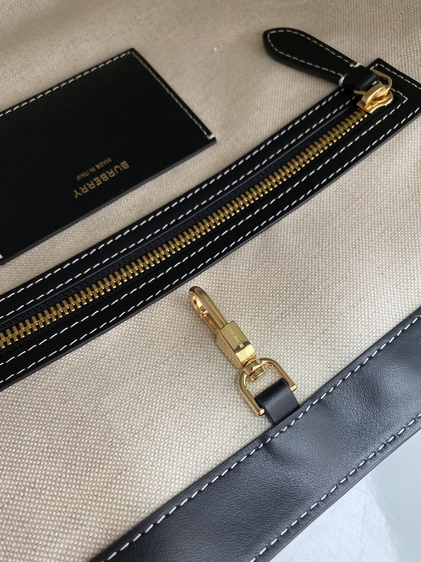 Burberry — кожа итальянского дубления — прошитая кожа — сумка-тоут