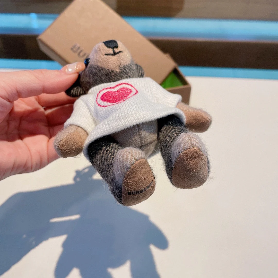 Подвеска в виде медведя в форме сердца от Burberry - белая.