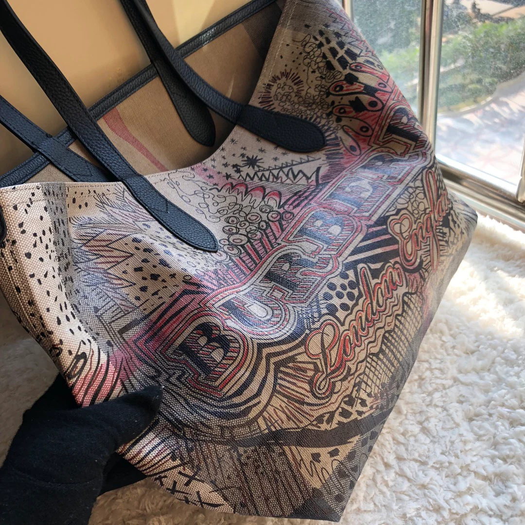 Двусторонняя сумка-тоут Burberry с принтом в стиле кэжуал и граффити.