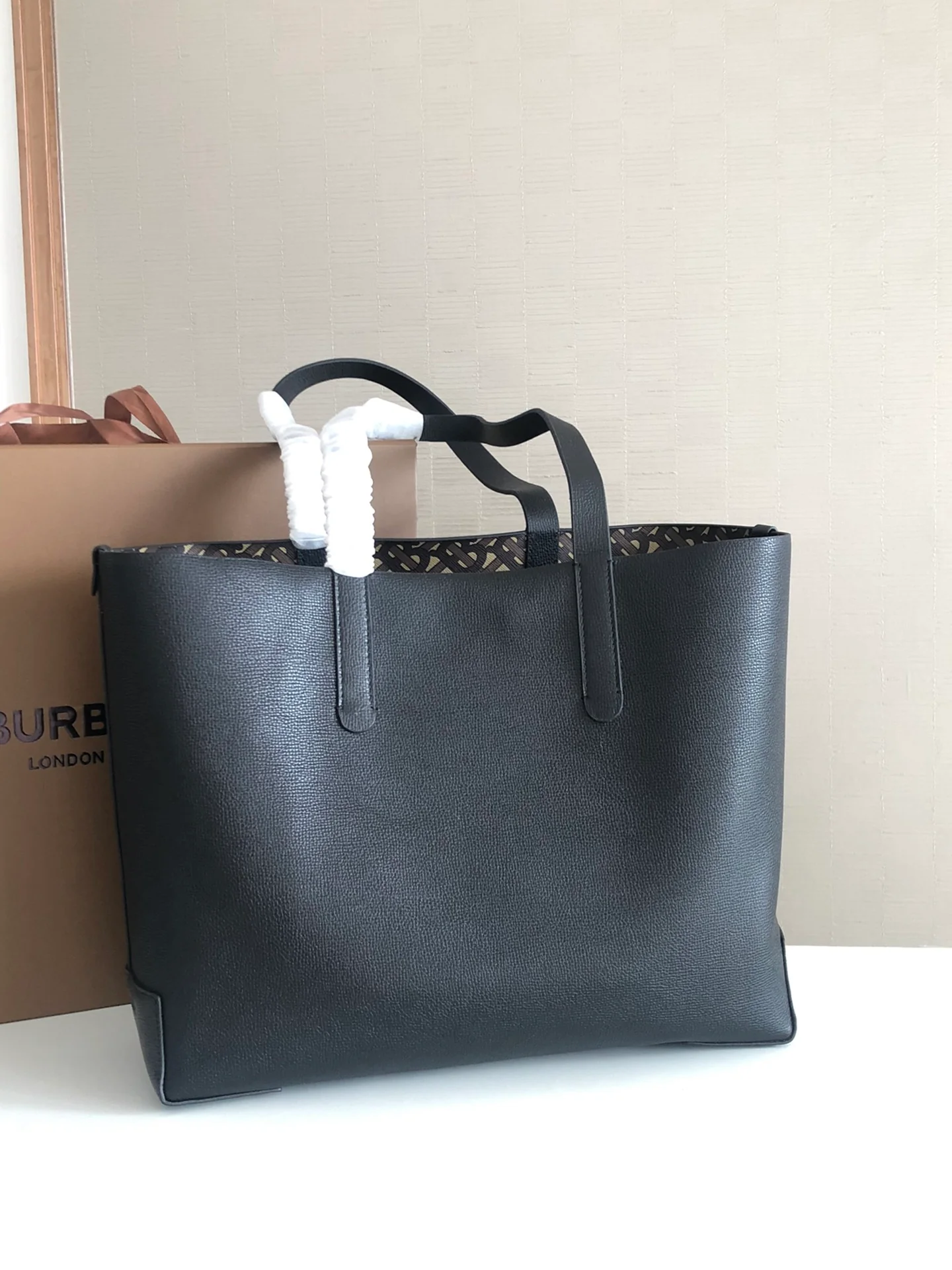 Burberry - Кожа с покрытием - Новейшая сумка-тоут - Черная