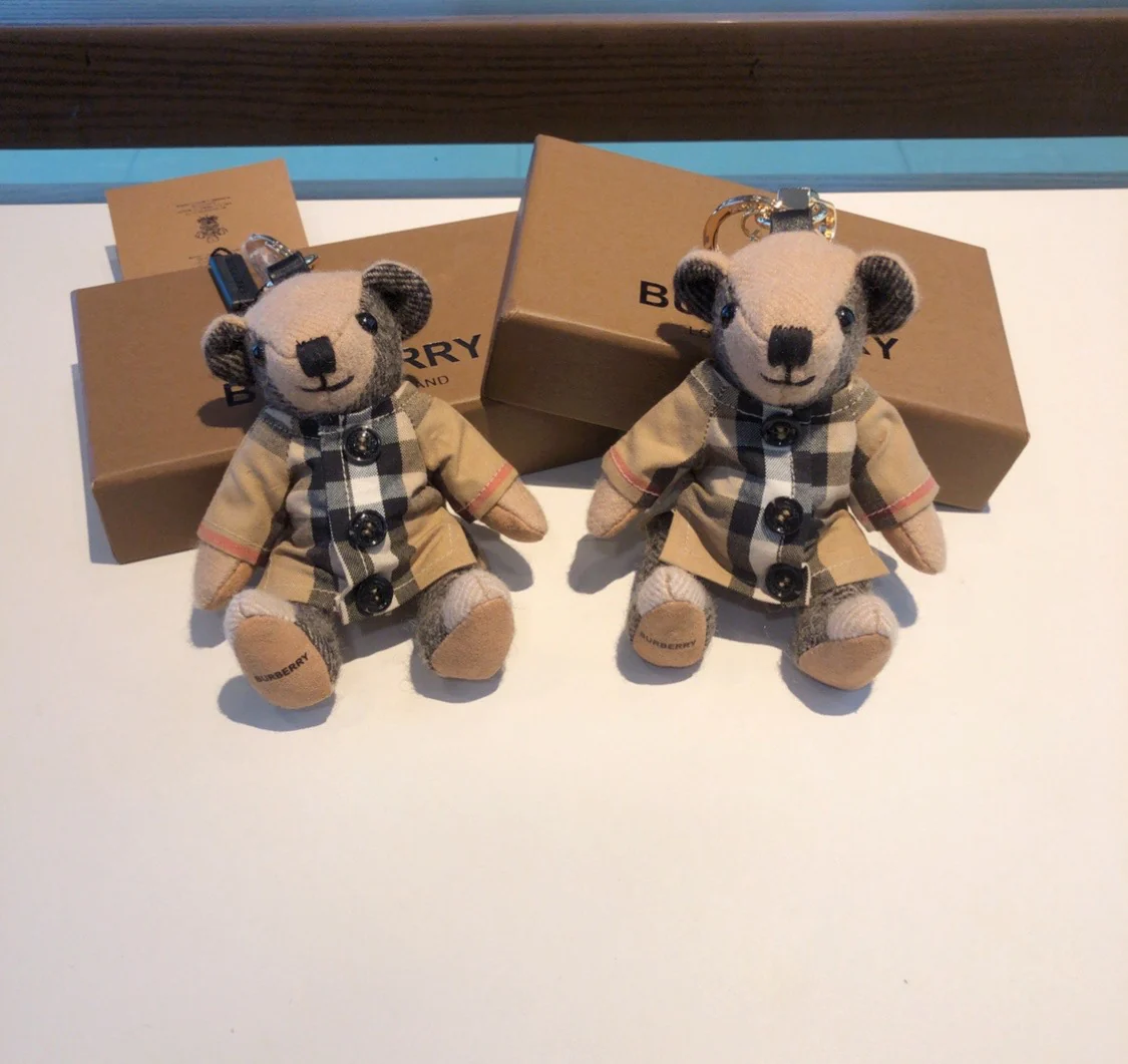 Классический клетчатый топ Burberry с подвеской в ??виде медведя