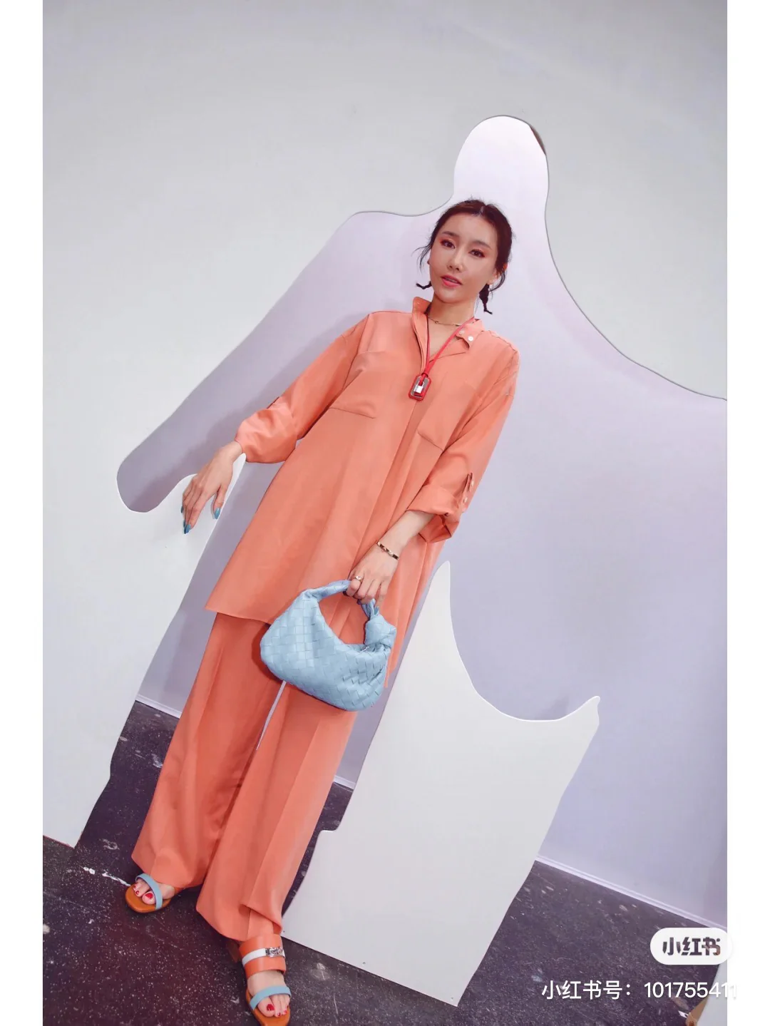 Мини-сумочка BV Mini Jodie Croissant Bag - на фото - цвет ?Ледниковый синий?