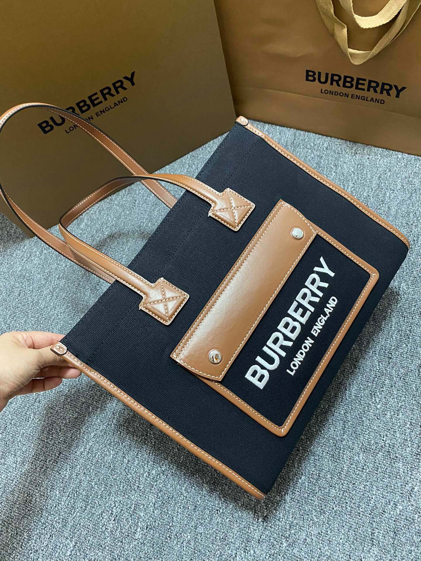 Сумка Burberry Freya — двухцветная, из канваса и кожи, в стиле пэчворк — средний размер.