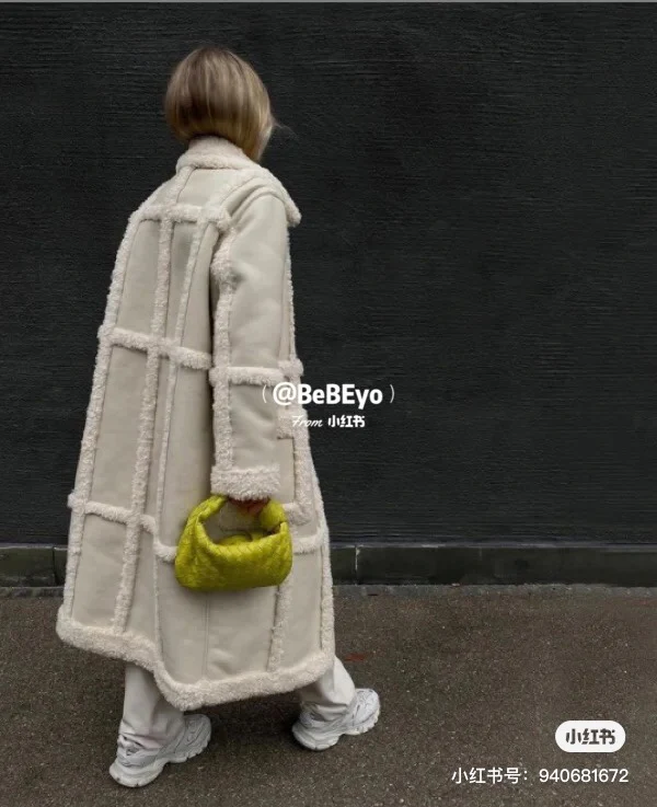 Мини-сумочка BV Mini Jodie в виде круассана — Фотографии в одежде — 2