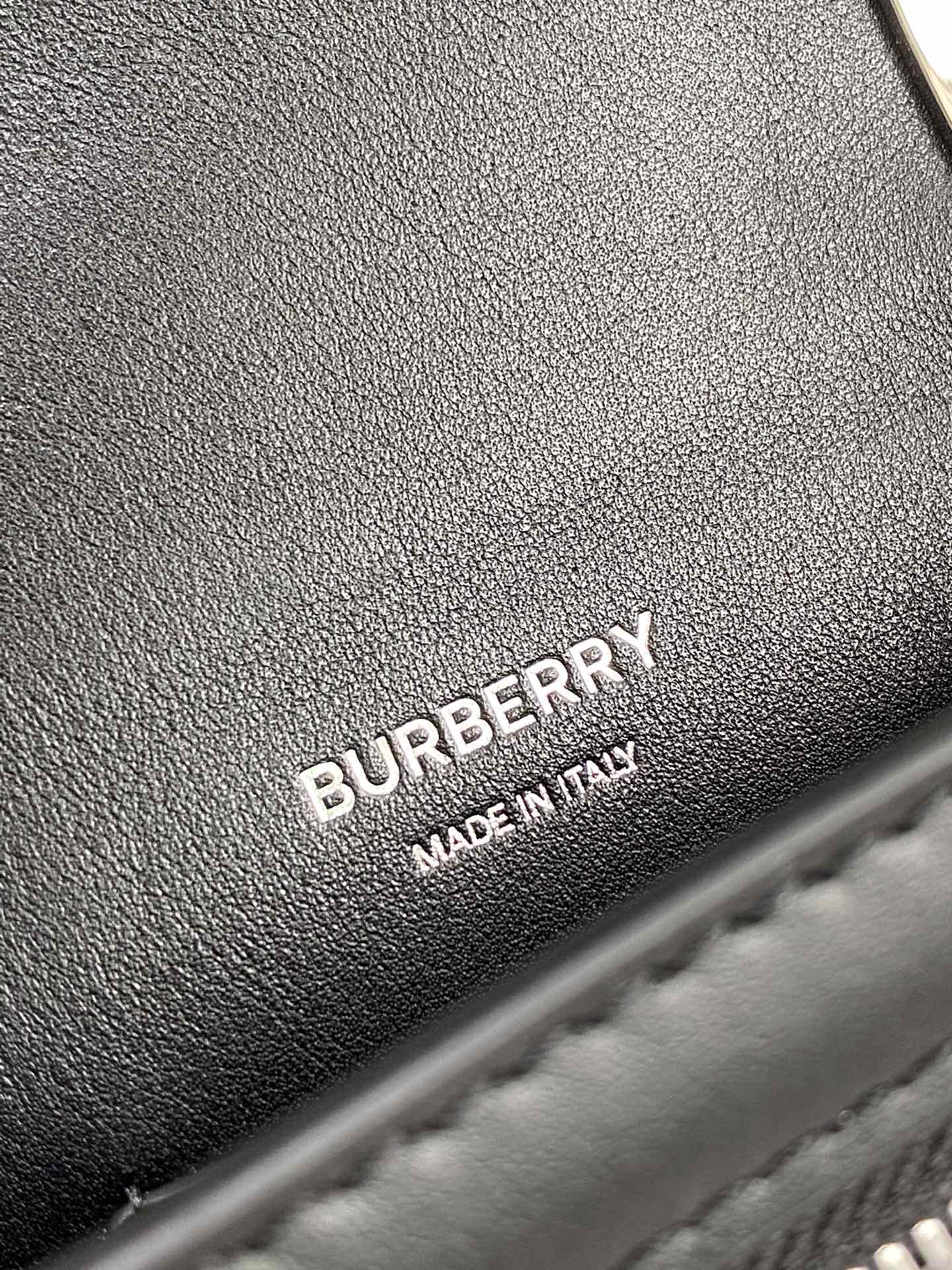 Чехол для телефона Burberry Robin — черный с серебристой фурнитурой.