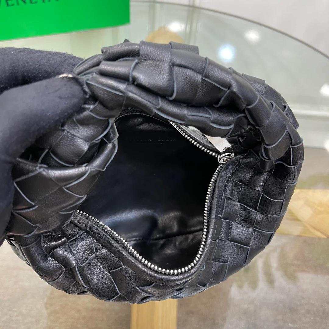 Плетеная круглая сумка-хобо BV Jodie с узлом - Размер 27х22х3 см - 6