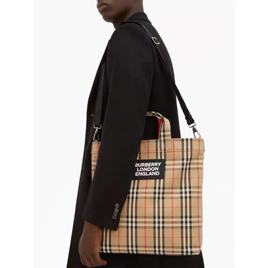 Винтажная полосатая сумка-тоут Burberry — как элемент бодипозитива.