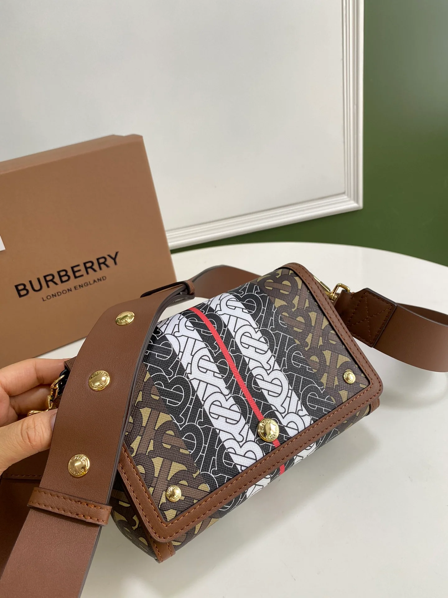 Новейшая сумка через плечо от Burberry 2020 года.