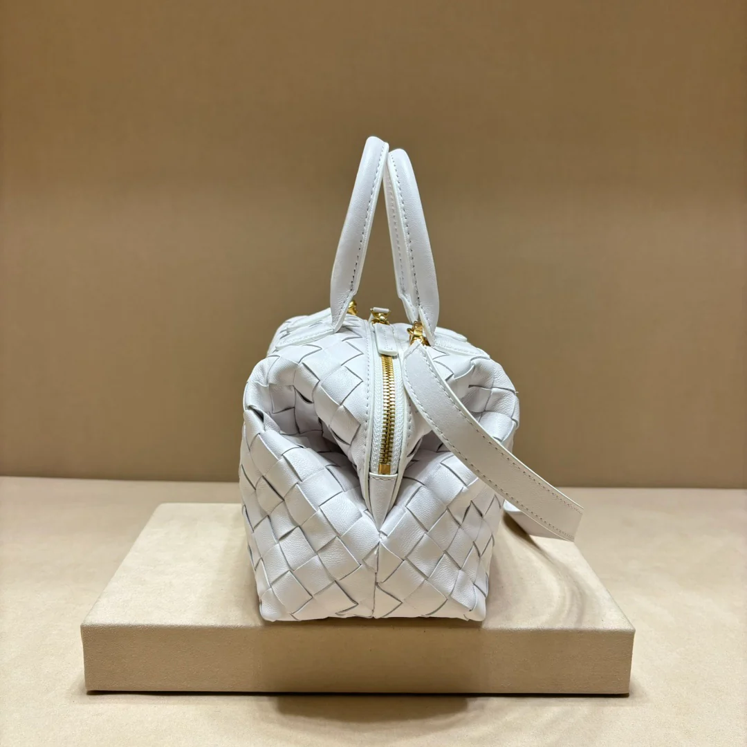 Сумка для боулинга BV Intrecciato из плетеной кожи - белая.