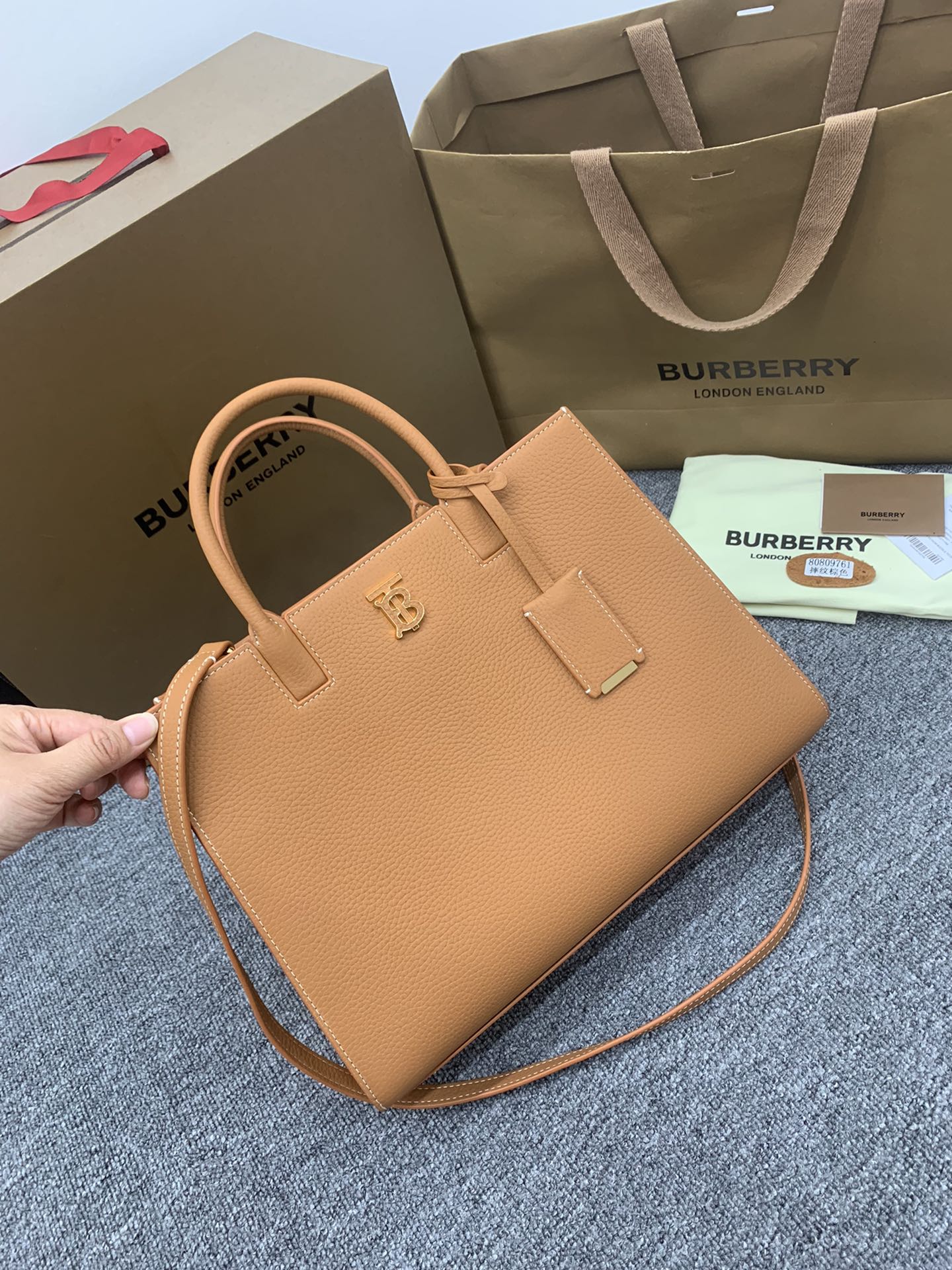 Сумка-тоут Burberry Frances из зернистой кожи, коричневая, 32 см.