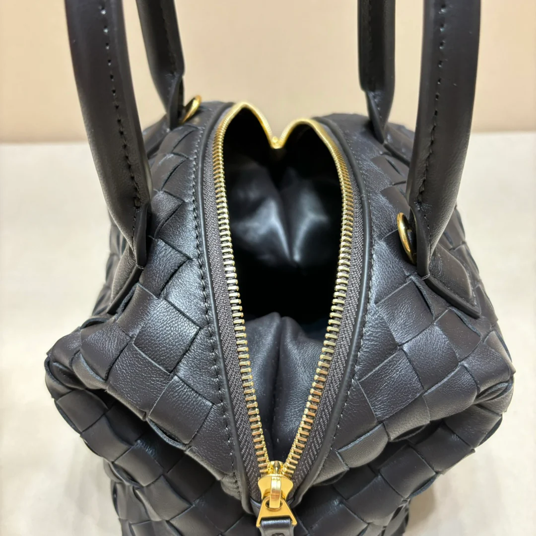 Сумка для боулинга BV Intrecciato из плетеной кожи - черная