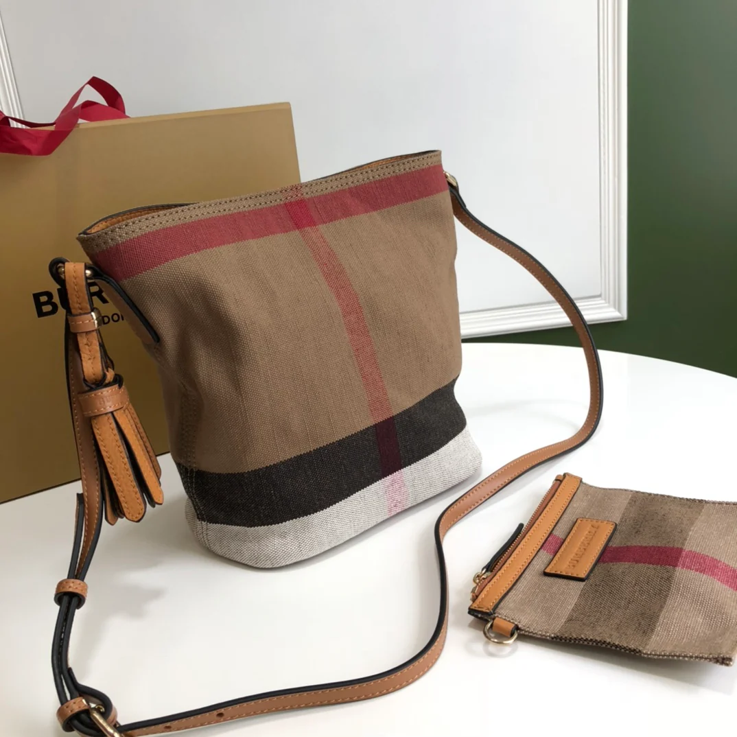 Сумка Burberry The Ashby коричневого цвета.