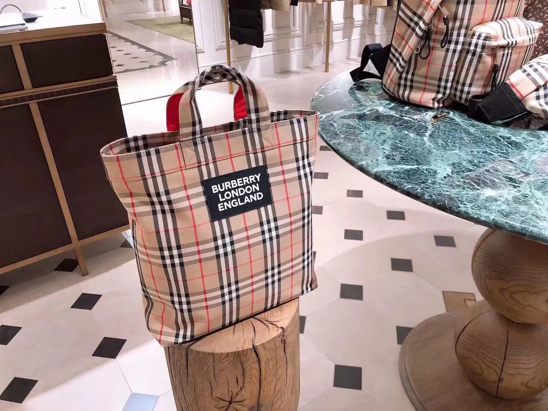 Винтажная полосатая сумка-тоут Burberry — как элемент бодипозитива.