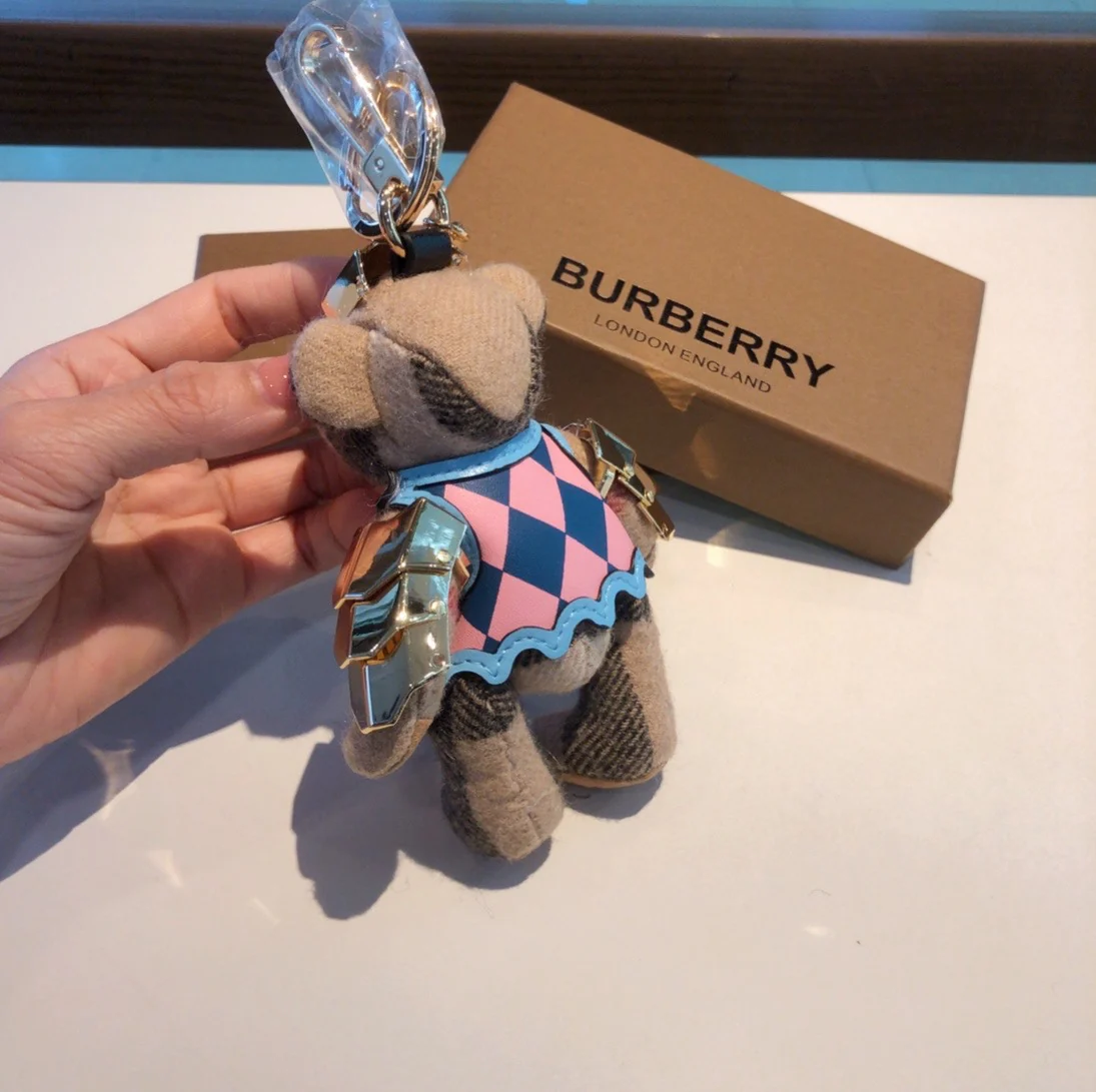 Burberry - Брелок в виде бронированного медведя