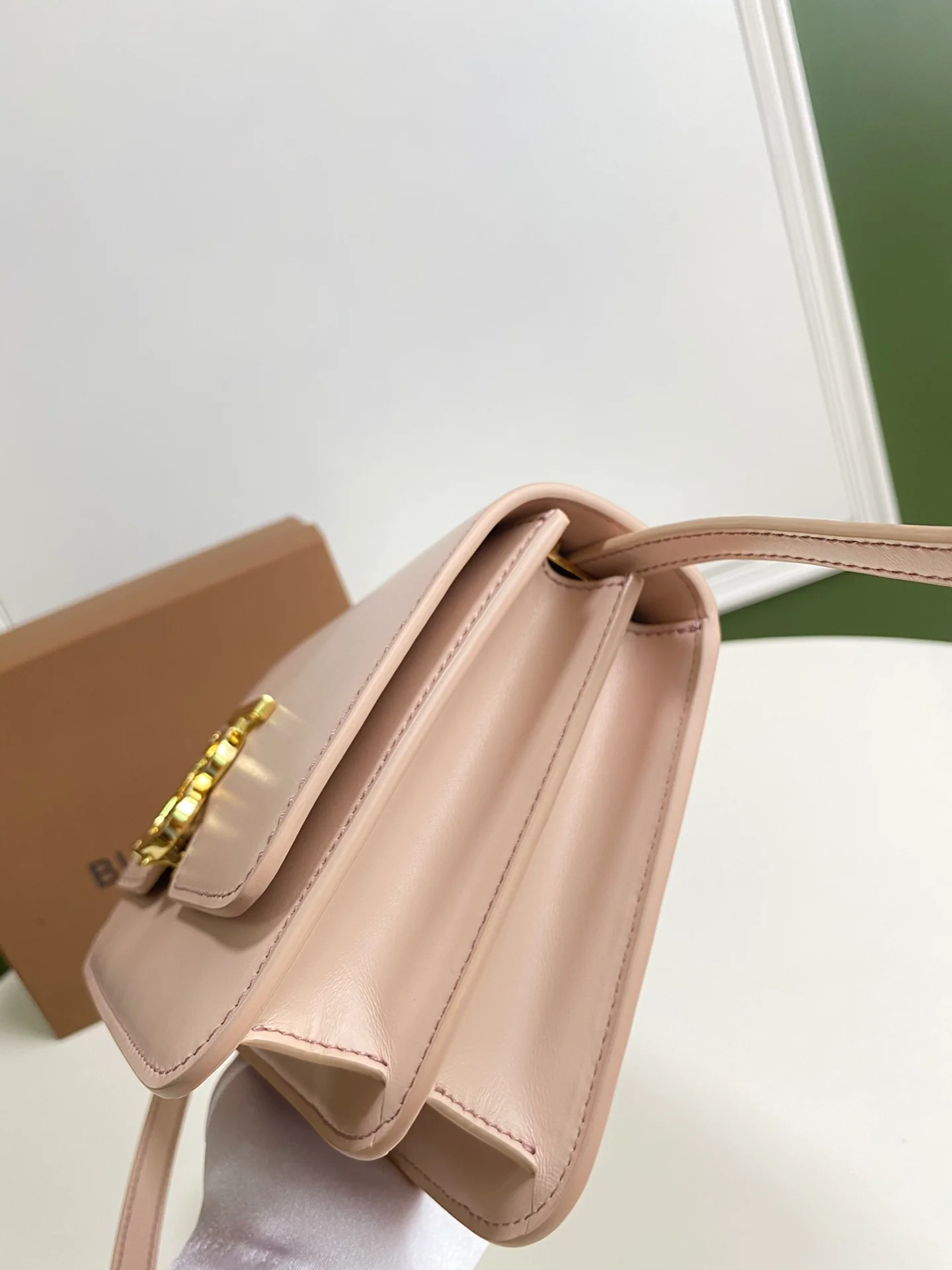 Сумка-письмо из серии Burberry TB — розовая