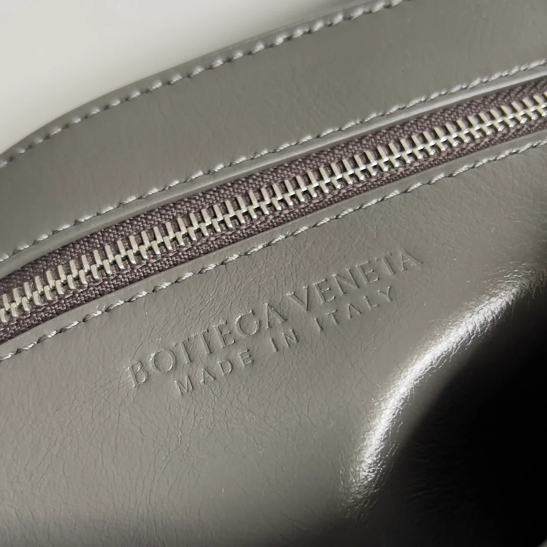 Сумка-мессенджер BV Rumpple через плечо - лакированная серая.