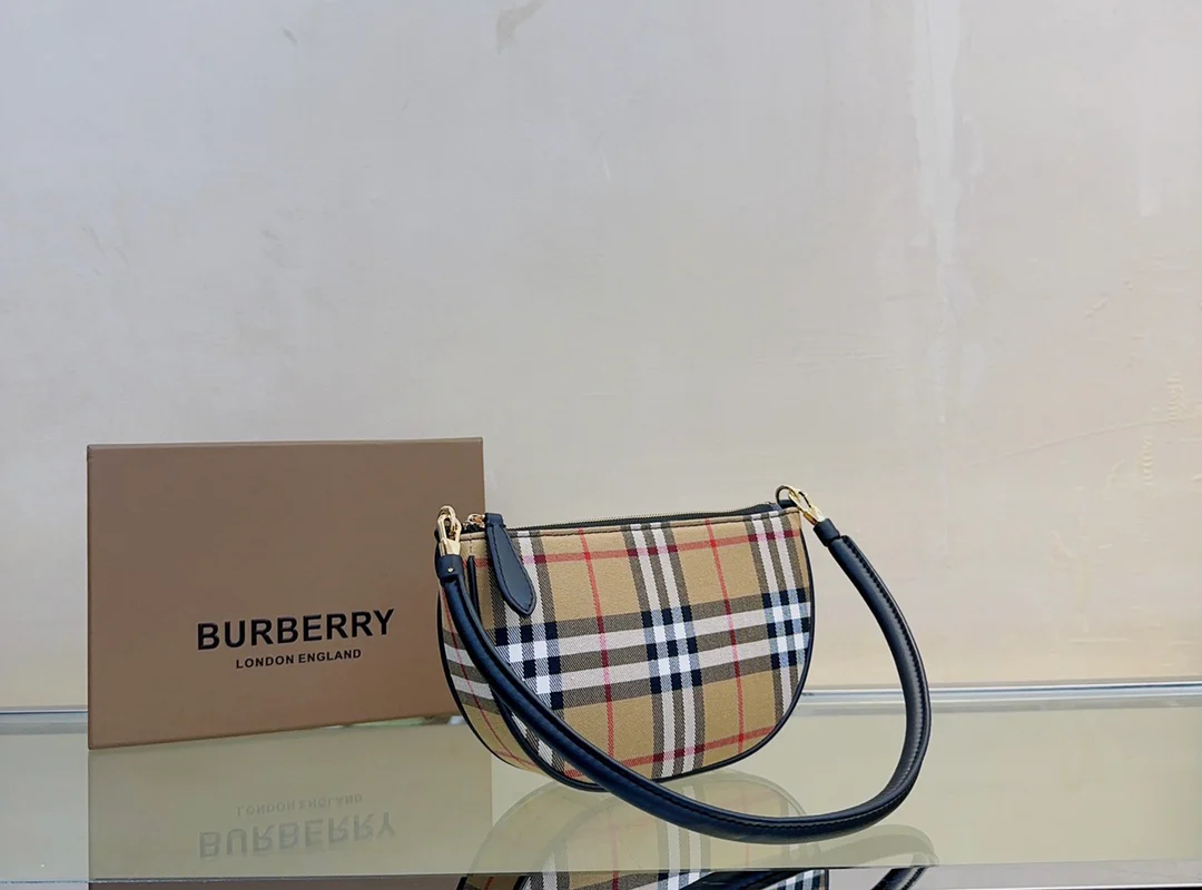 Сумка-клатч Burberry Olympia Pouch под мышкой
