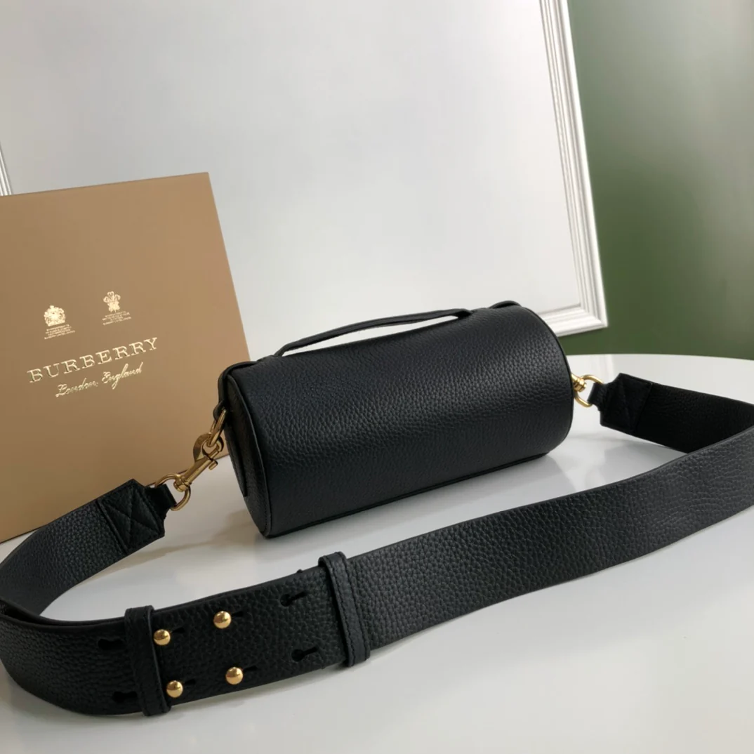 Новинка 2022 года от Burberry - Цилиндрическая сумка из телячьей кожи.