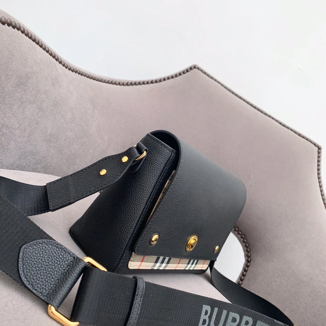 Новинка весны 2022 года от Burberry - сумка через плечо Note - черная.