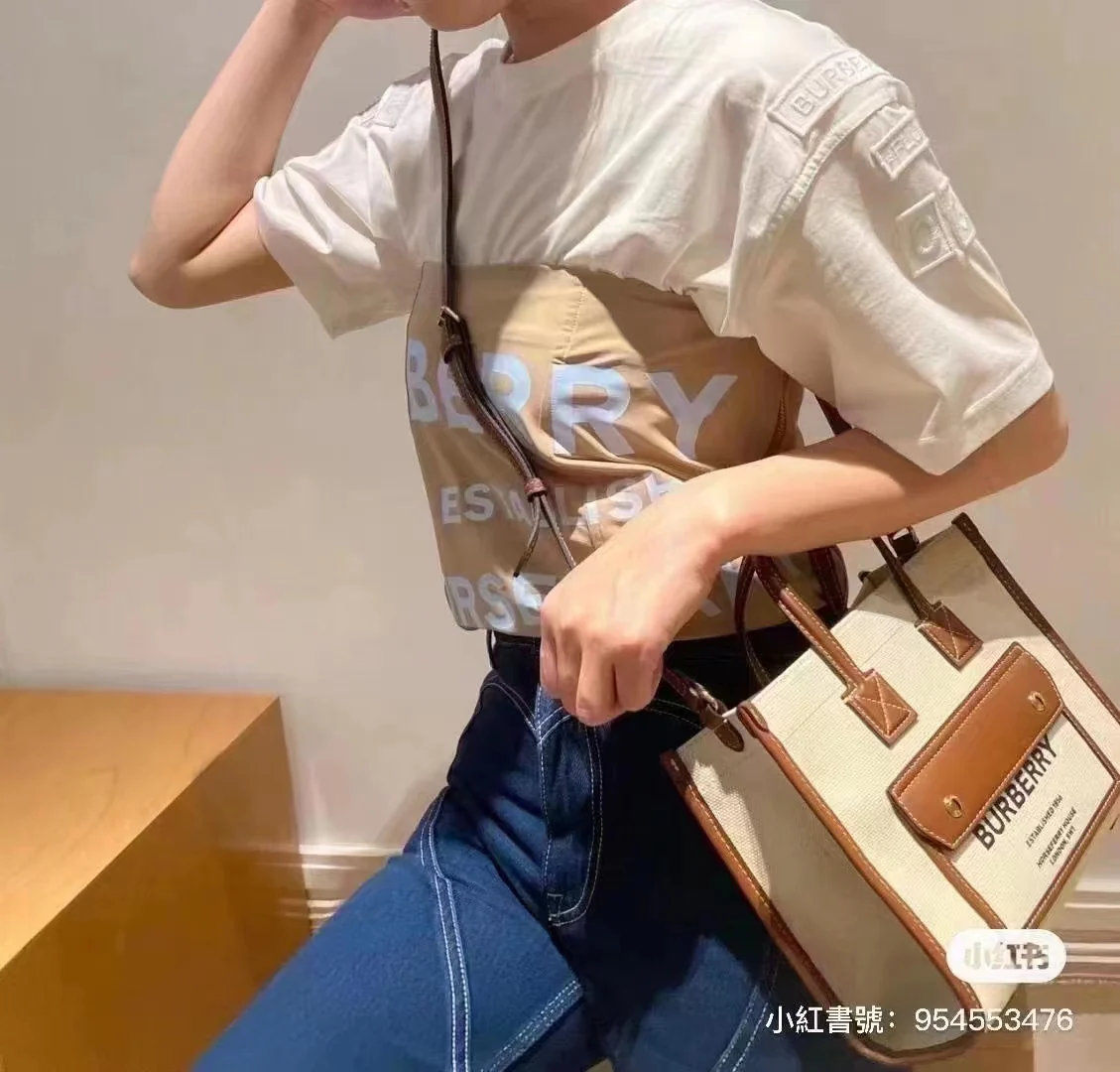 Сумка Burberry Freya — коричневая — изображение человека, который её носит.