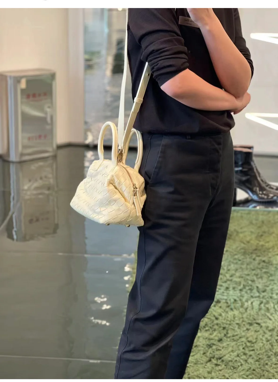 Сумка для боулинга BV Intrecciato из плетеной кожи - белая.