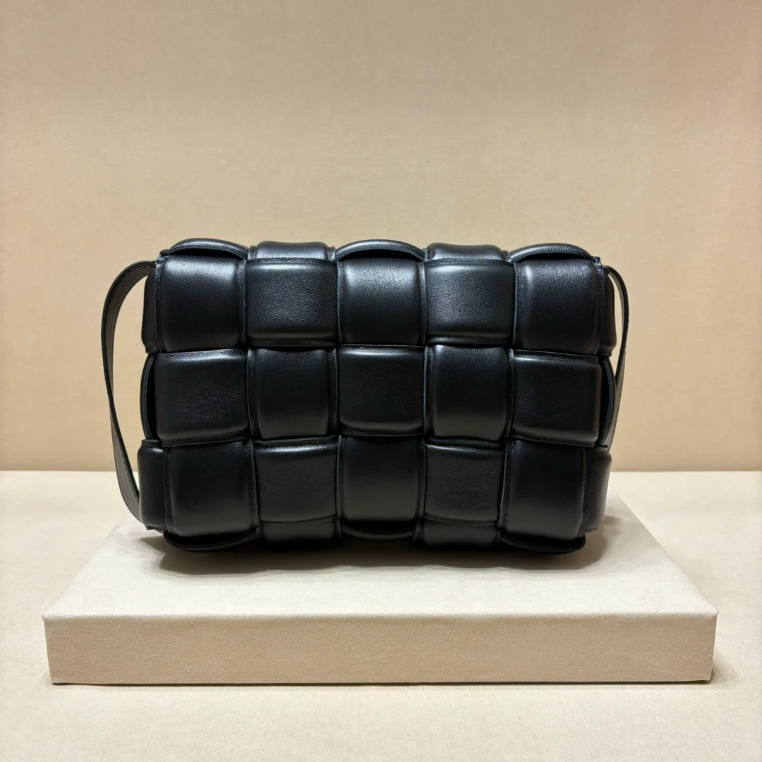 Двусторонняя плетеная сумка через плечо BV - черная