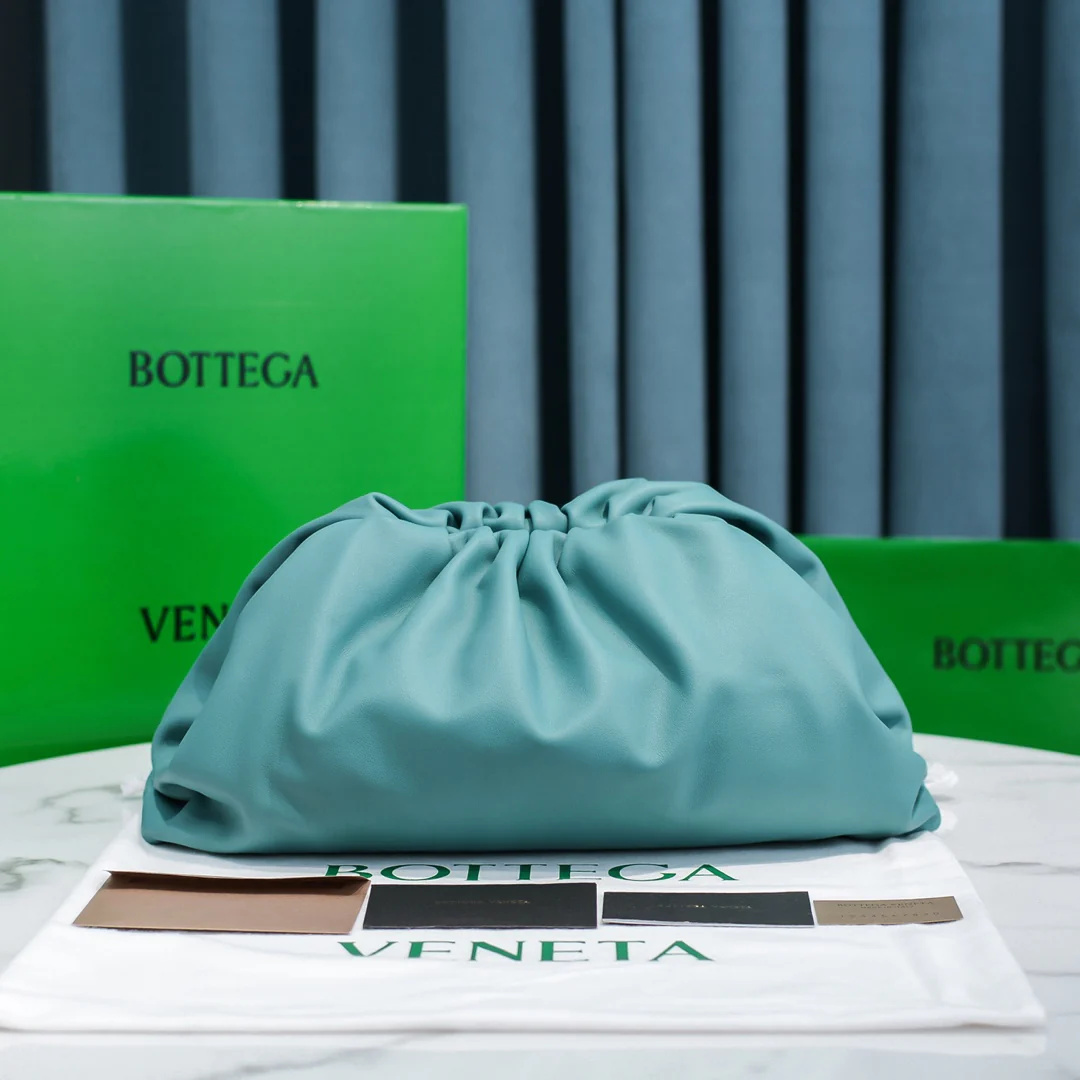 Сумка-чехол BV Cloud Bag Pouch Series - из гладкой телячьей кожи - 23x13x8 см - 1 шт.