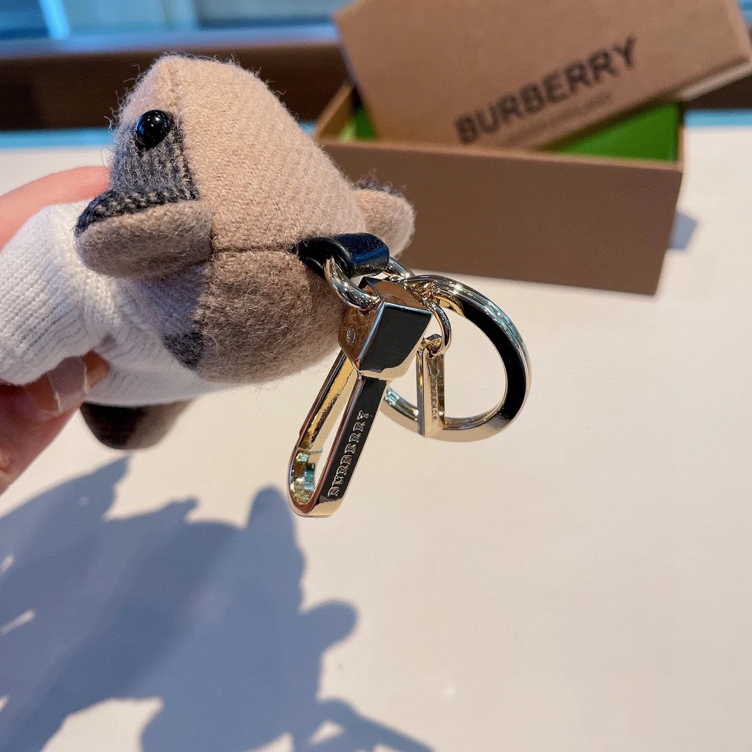 Подвеска в виде медведя в форме сердца от Burberry - белая.