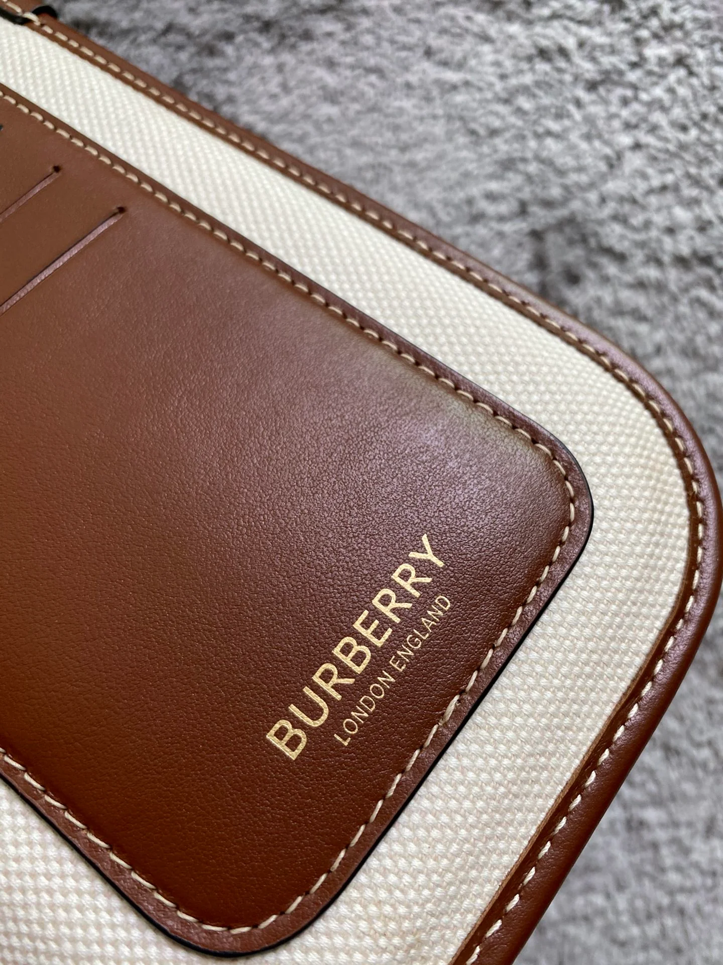 Сумка для телефона Burberry с буквами из холста