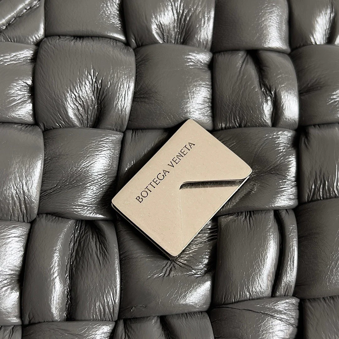 Сумка-мессенджер BV Rumpple через плечо - лакированная серая.