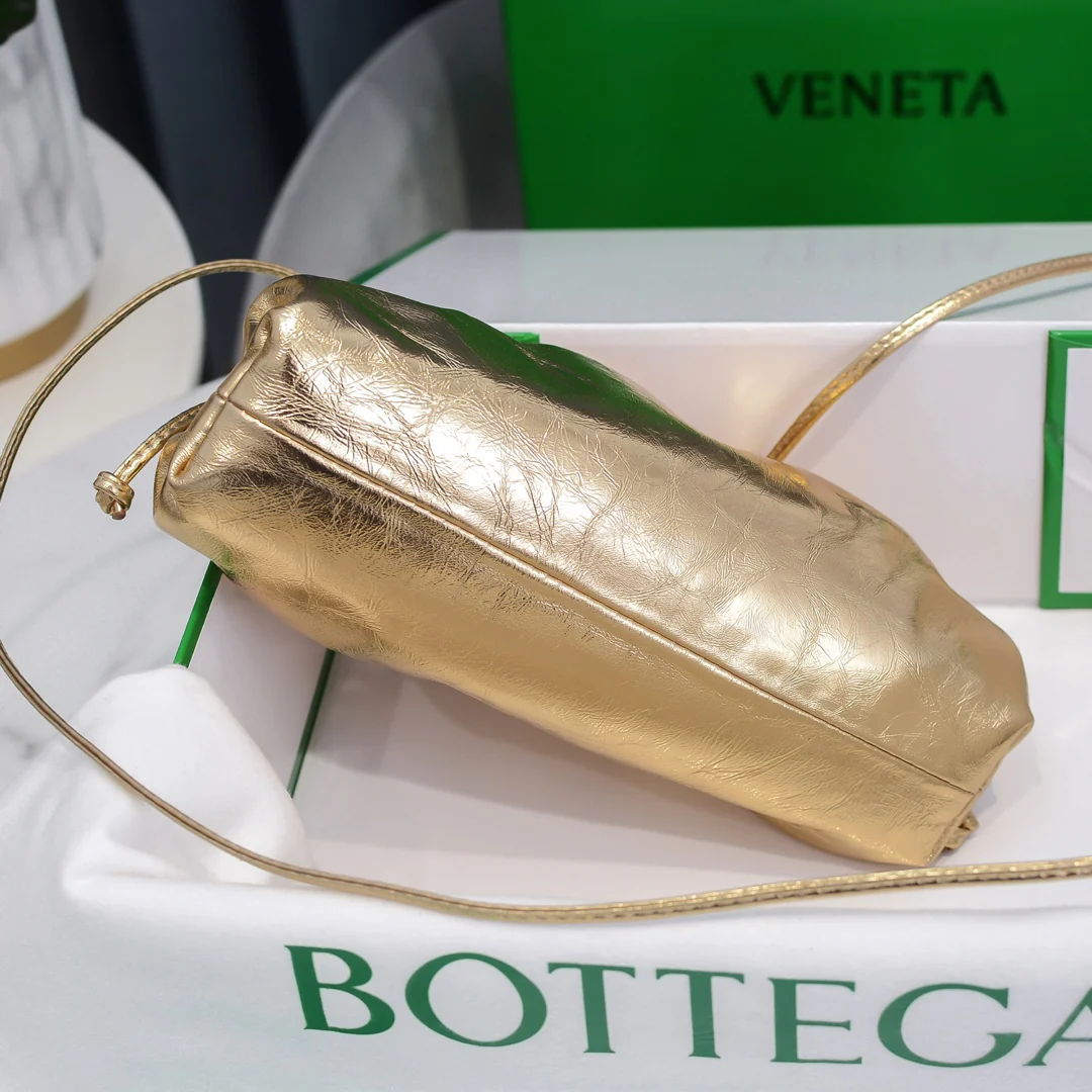 Сумка-клатч BV Cloud Bag - серия Pouch - однотонная телячья кожа - 23x13x8 см