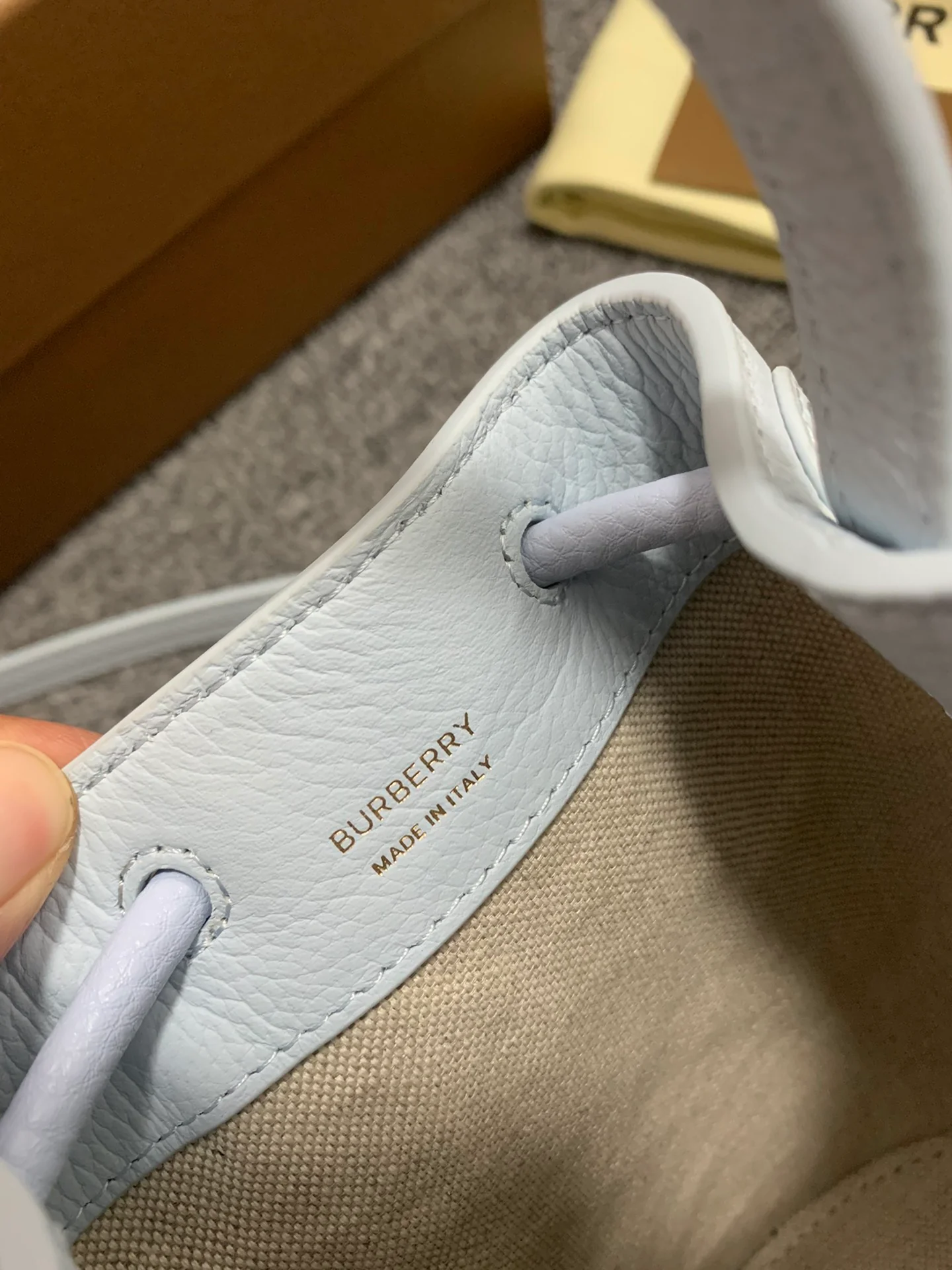 Сумка-ведро Burberry из зернистой кожи, маленькая, светло-голубая.