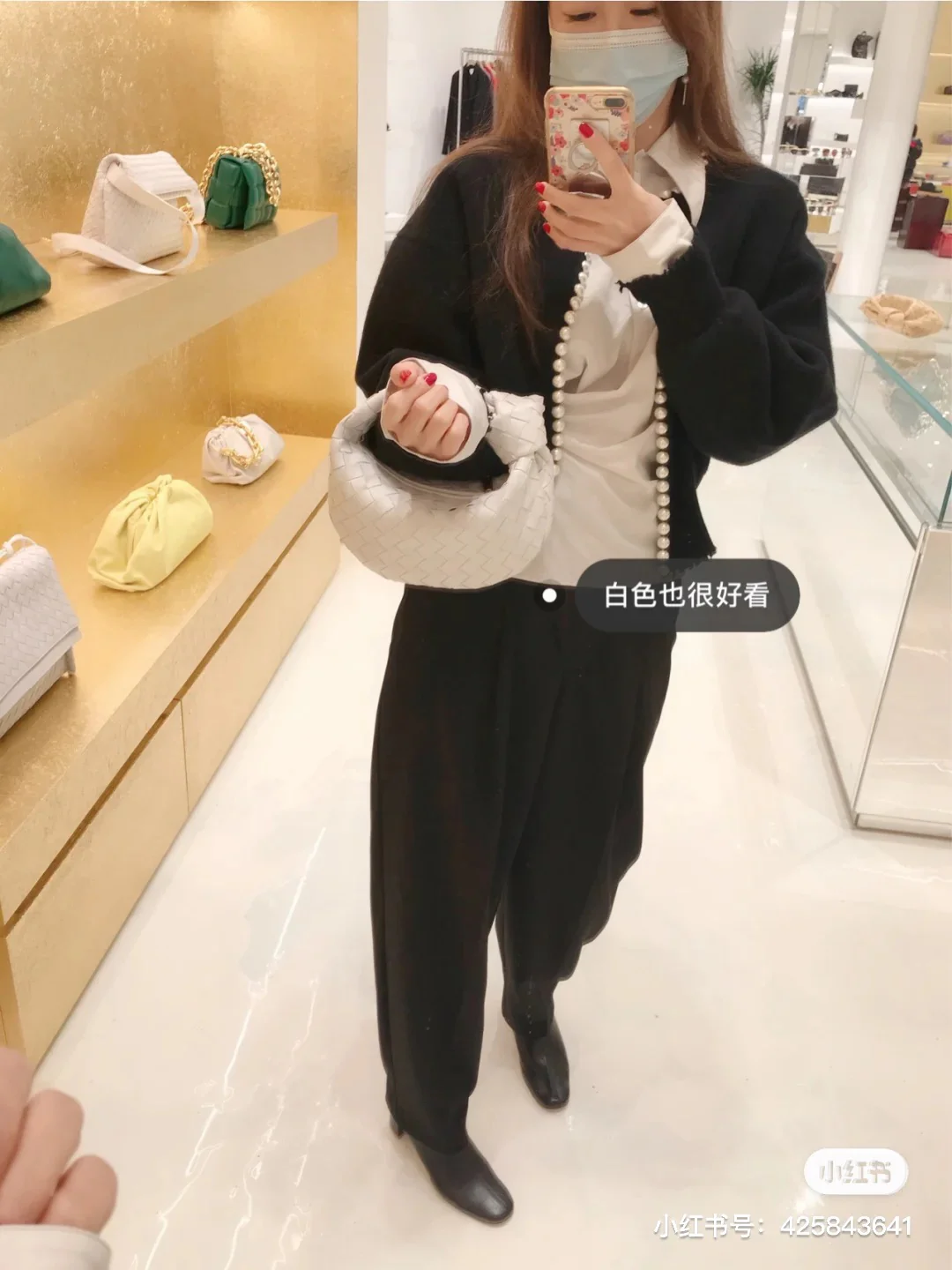 Мини-сумочка BV Mini Jodie в виде круассана — Фотографии в одежде — 3