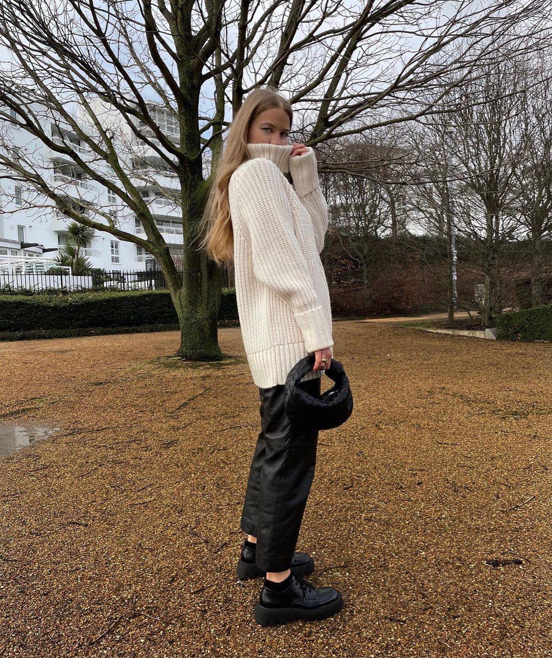 Мини-сумочка BV Mini Jodie в виде круассана — на фото — черная.