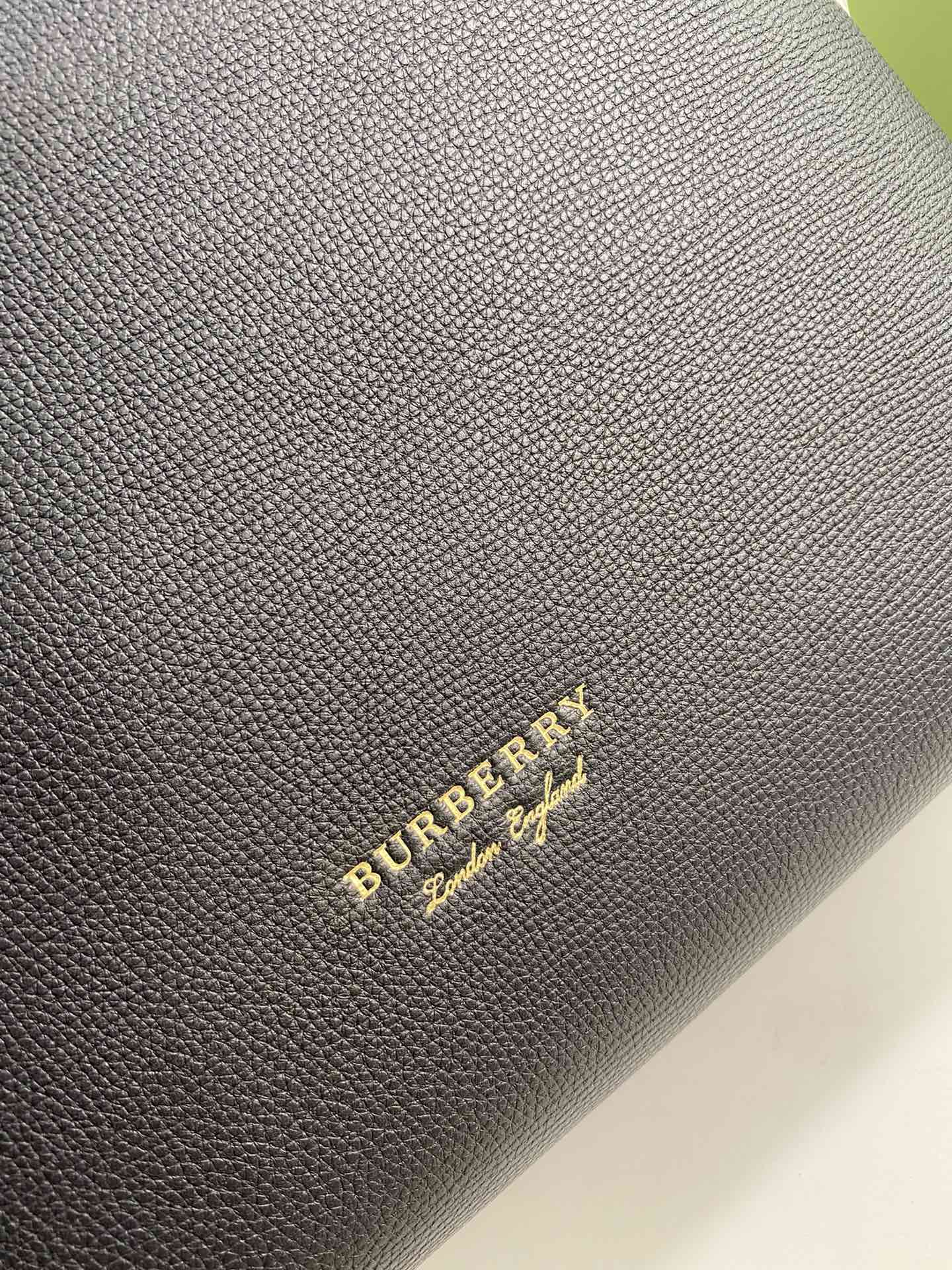 Сумка Burberry The Banner, 34 см, черная.