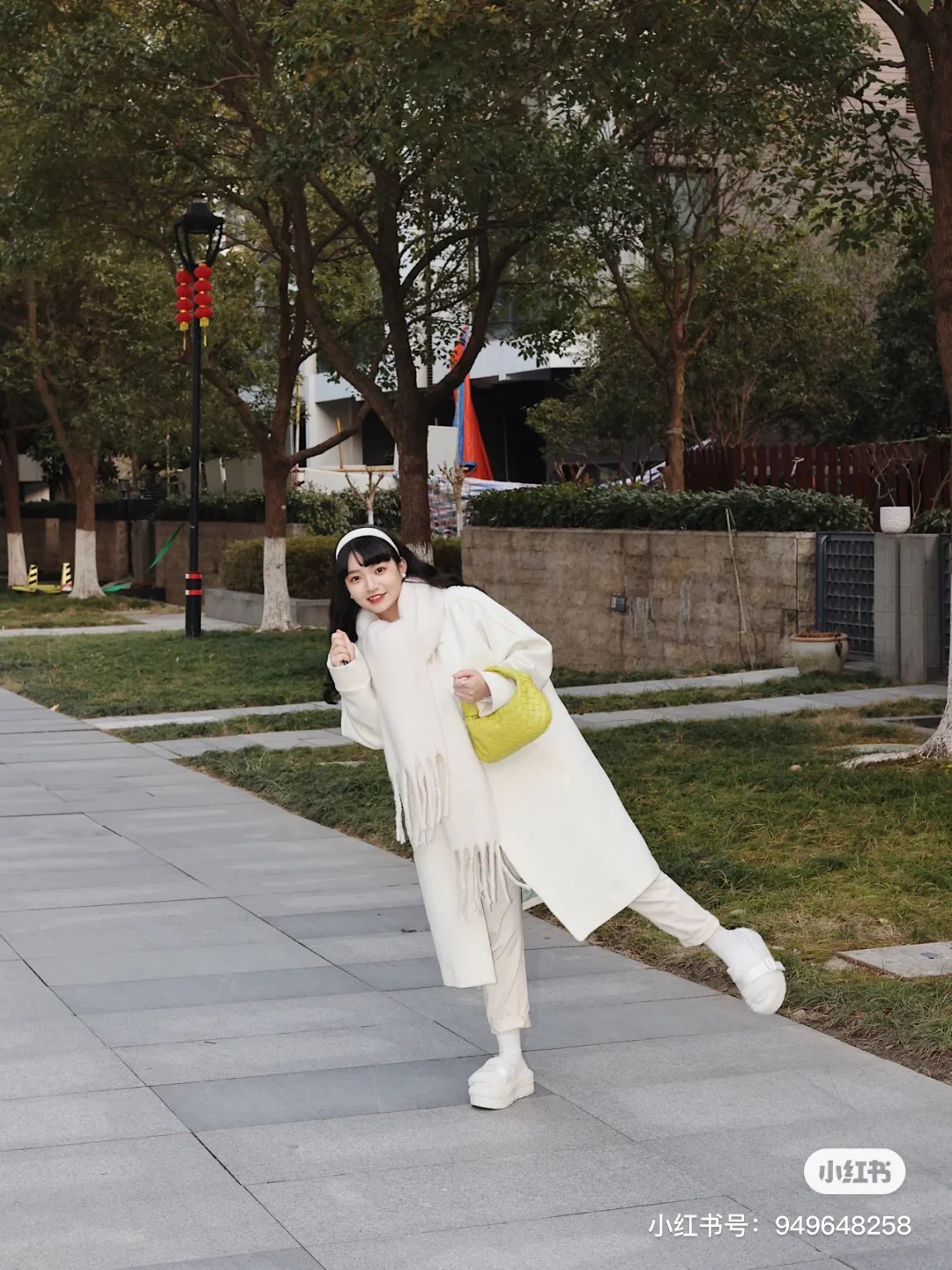 Мини-сумочка BV Mini Jodie в виде круассана — Фотографии в одежде — 2