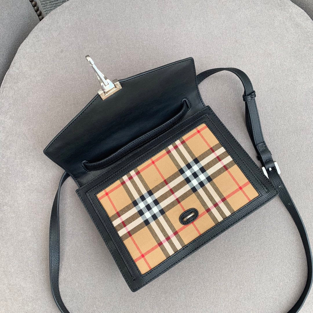 Сумка через плечо Burberry 2022 года в винтажном клетчатом стиле.