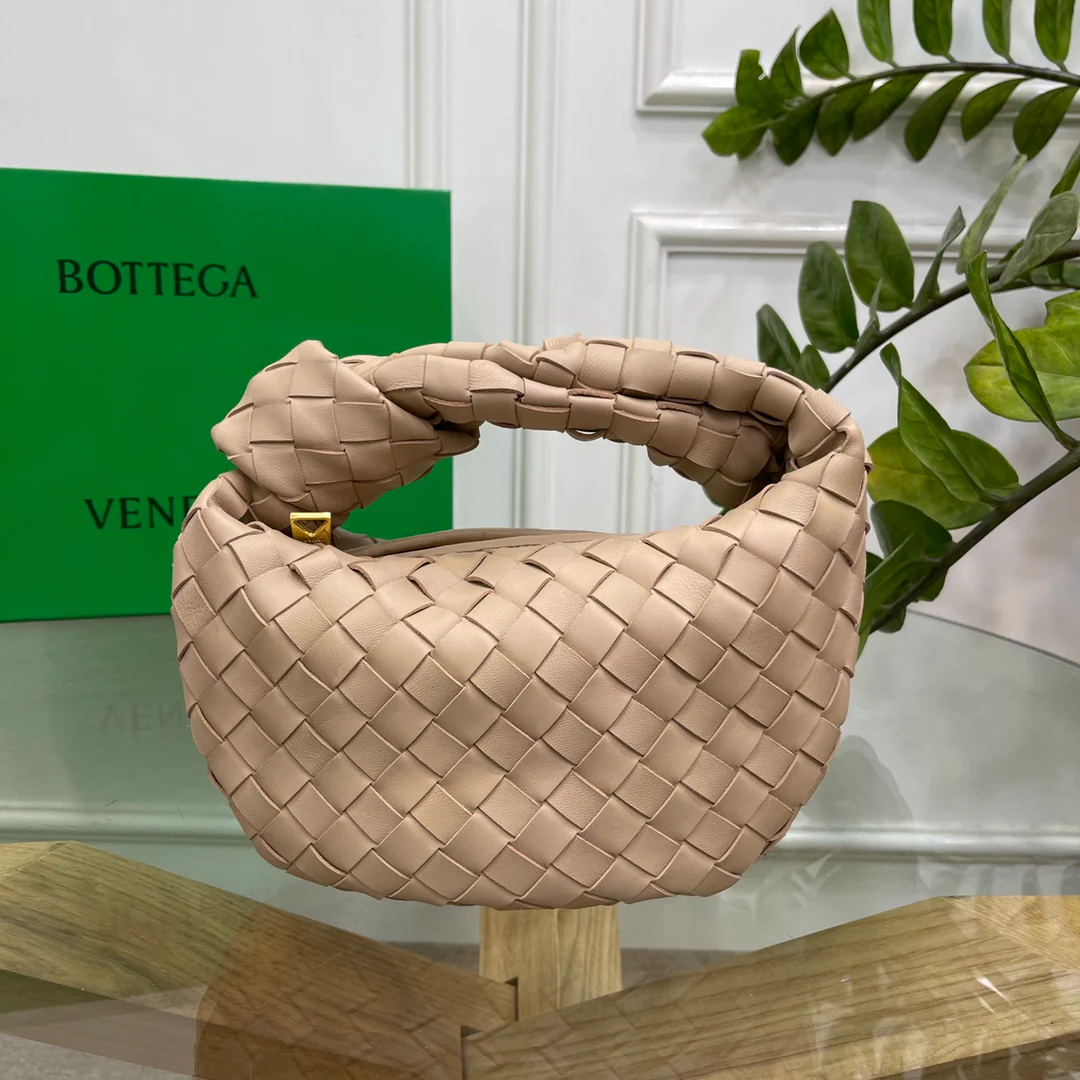 Плетеная круглая сумка-хобо BV Jodie с узлом - 27x22x3 см