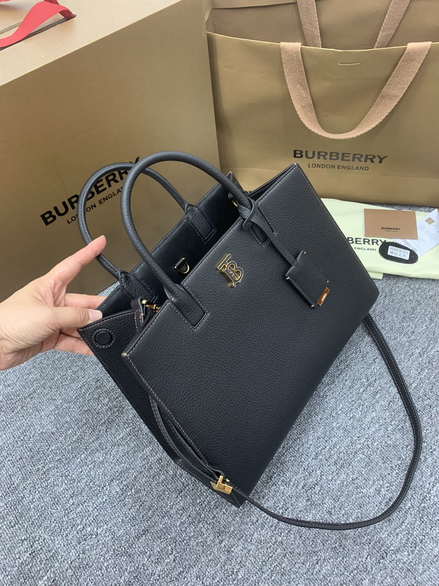 Сумка-тоут Burberry Frances из зернистой кожи - черная - 32 см