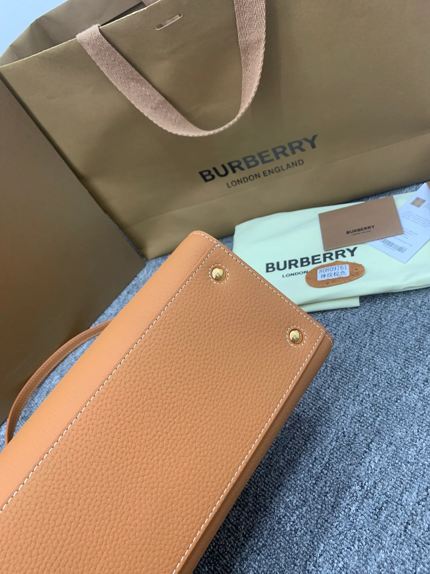 Сумка-тоут Burberry Frances из зернистой кожи, коричневая, 32 см.