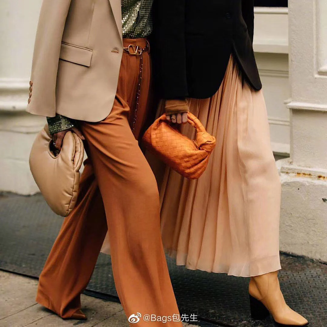 Мини-сумочка BV Mini Jodie в виде круассана — фотографии в одежде — 4