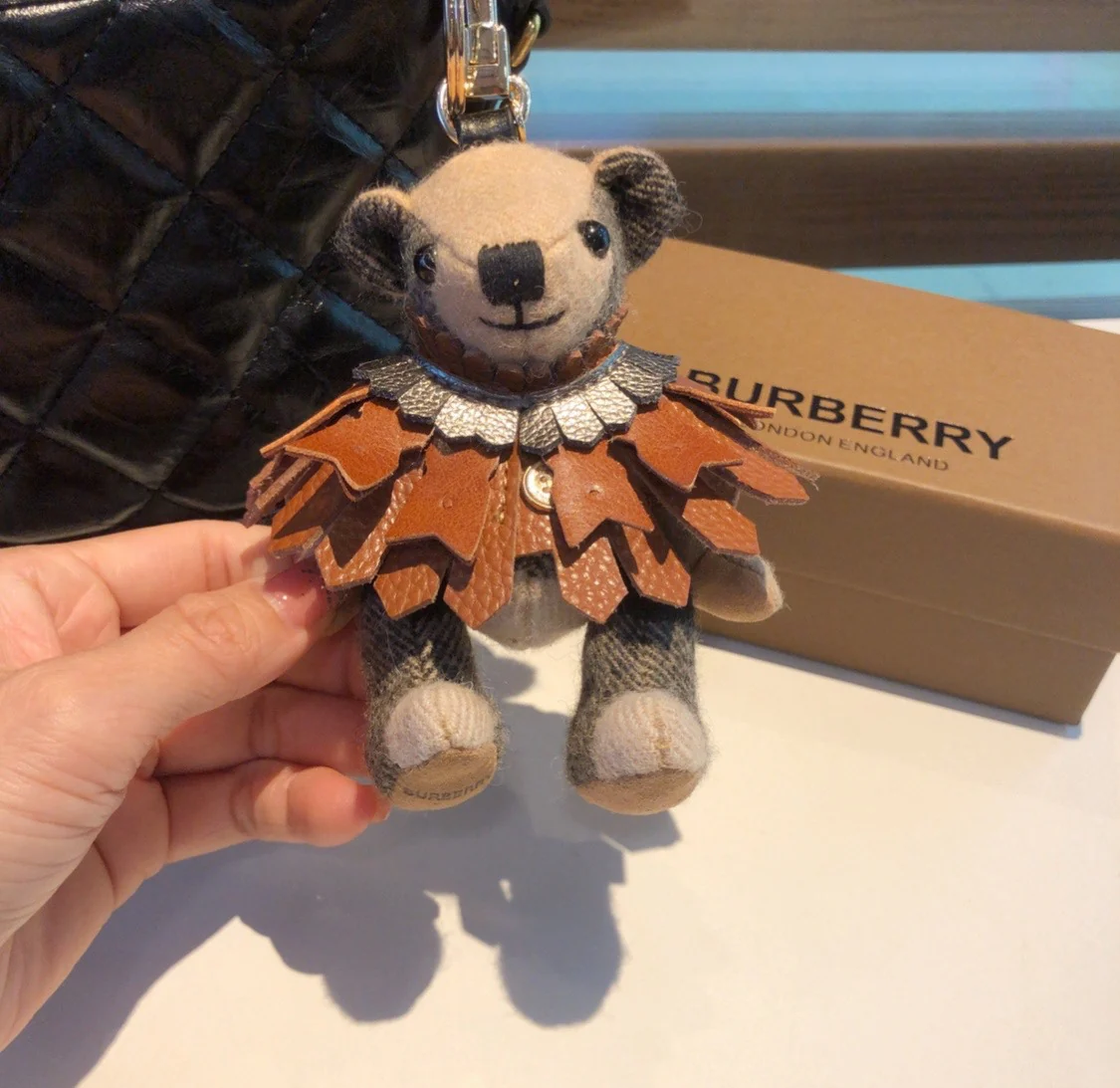 Burberry - Подвеска в виде медведя в виде тренча