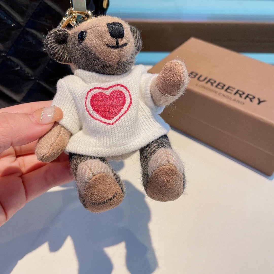 Подвеска в виде медведя в форме сердца от Burberry - белая.